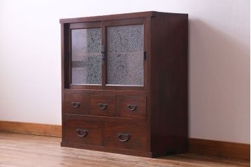 アンティーク家具　和製アンティーク　漆塗り　結霜ガラス入り　杢目が目を引く前面ケヤキ材の戸棚(収納棚、キャビネット)