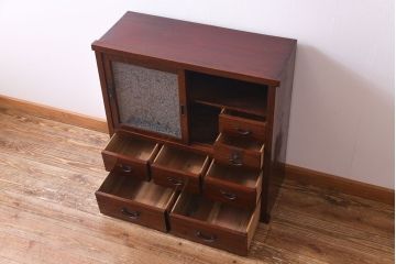 アンティーク家具　和製アンティーク　漆塗り　結霜ガラス入り　杢目が目を引く前面ケヤキ材の戸棚(収納棚、キャビネット)