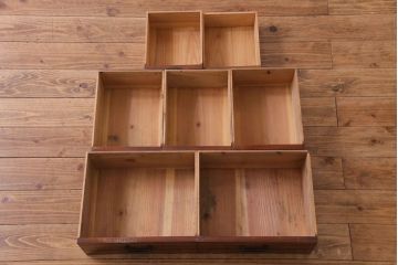 アンティーク家具　和製アンティーク　漆塗り　結霜ガラス入り　杢目が目を引く前面ケヤキ材の戸棚(収納棚、キャビネット)