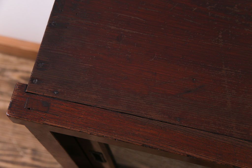 アンティーク家具　和製アンティーク　漆塗り　結霜ガラス入り　杢目が目を引く前面ケヤキ材の戸棚(収納棚、キャビネット)