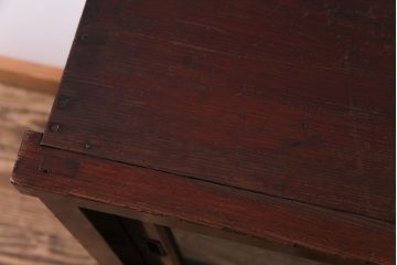 アンティーク家具　和製アンティーク　漆塗り　結霜ガラス入り　杢目が目を引く前面ケヤキ材の戸棚(収納棚、キャビネット)