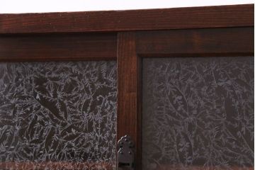 アンティーク家具　和製アンティーク　漆塗り　結霜ガラス入り　杢目が目を引く前面ケヤキ材の戸棚(収納棚、キャビネット)