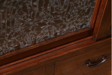 アンティーク家具　和製アンティーク　漆塗り　結霜ガラス入り　杢目が目を引く前面ケヤキ材の戸棚(収納棚、キャビネット)