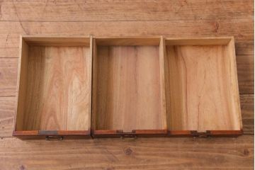 アンティーク家具　和製アンティーク　楠材　漆塗り　艶やかな質感が魅力的な上手物の小引き出し
