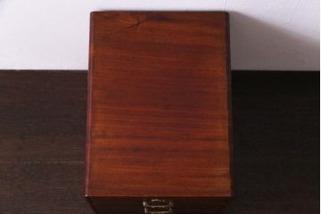 アンティーク家具　和製アンティーク　楠材　漆塗り　艶やかな質感が魅力的な上手物の小引き出し