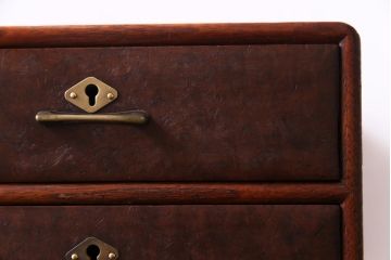 アンティーク家具　和製アンティーク　楠材　漆塗り　艶やかな質感が魅力的な上手物の小引き出し