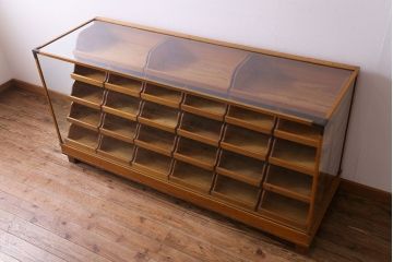レトロ家具　イギリスアンティーク　4面ガラス　レトロな趣きのシャツケース(ガラスケース、ショーケース)