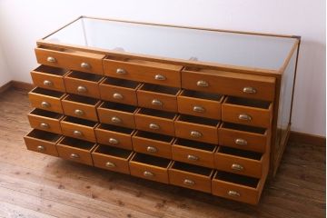 レトロ家具　イギリスアンティーク　4面ガラス　レトロな趣きのシャツケース(ガラスケース、ショーケース)