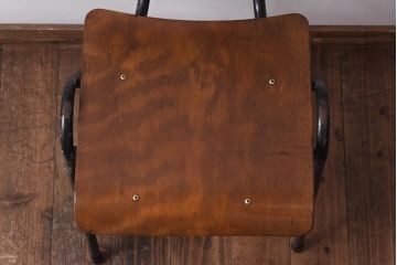ヴィンテージ家具　イギリスビンテージ　レトロな雰囲気が漂うスクールチェア(鉄脚チェア、椅子)(1)