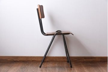 ヴィンテージ家具　イギリスビンテージ　レトロな雰囲気が漂うスクールチェア(鉄脚チェア、椅子)(1)
