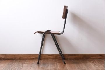 ヴィンテージ家具　イギリスビンテージ　レトロな雰囲気が漂うスクールチェア(鉄脚チェア、椅子)(1)