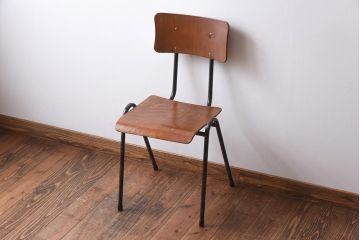 ヴィンテージ家具　イギリスビンテージ　レトロな雰囲気が漂うスクールチェア(鉄脚チェア、椅子)(1)