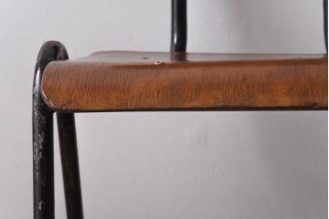 ヴィンテージ家具　イギリスビンテージ　レトロな雰囲気が漂うスクールチェア(鉄脚チェア、椅子)(1)