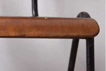 ヴィンテージ家具　イギリスビンテージ　レトロな雰囲気が漂うスクールチェア(鉄脚チェア、椅子)(1)