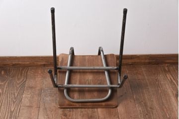 ヴィンテージ家具　イギリスビンテージ　レトロな雰囲気が漂うスクールチェア(鉄脚チェア、椅子)(1)