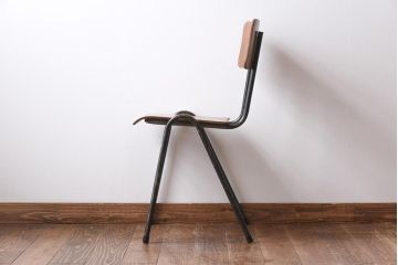 ヴィンテージ家具　イギリスビンテージ　レトロな雰囲気が漂うスクールチェア(鉄脚チェア、椅子)(2)