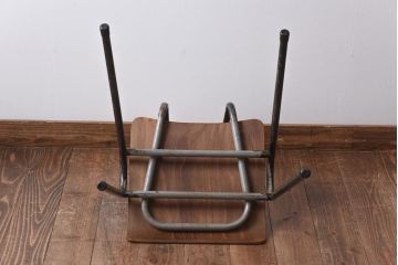 ヴィンテージ家具　イギリスビンテージ　レトロな雰囲気が漂うスクールチェア(鉄脚チェア、椅子)(3)