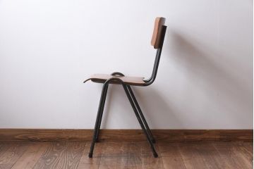 ヴィンテージ家具　イギリスビンテージ　レトロな雰囲気が漂うスクールチェア(鉄脚チェア、椅子)