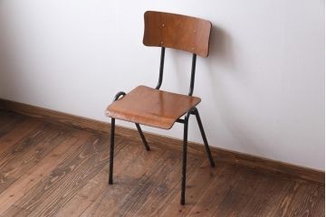 ヴィンテージ家具　イギリスビンテージ　レトロな雰囲気が漂うスクールチェア(鉄脚チェア、椅子)