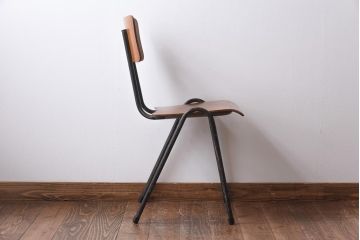 ヴィンテージ家具　イギリスビンテージ　レトロな雰囲気が漂うスクールチェア(鉄脚チェア、椅子)