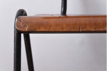 ヴィンテージ家具　イギリスビンテージ　レトロな雰囲気が漂うスクールチェア(鉄脚チェア、椅子)