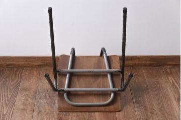 ヴィンテージ家具　イギリスビンテージ　レトロな雰囲気が漂うスクールチェア(鉄脚チェア、椅子)