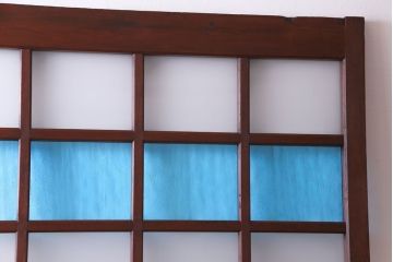 和製アンティーク　ヒノキ材　リメイク　色ガラスレトロモダンな印象の蔵戸　(R-031286)