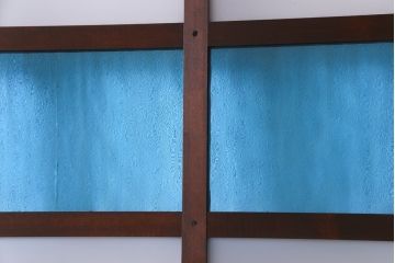 和製アンティーク　ヒノキ材　リメイク　色ガラスレトロモダンな印象の蔵戸　(R-031286)