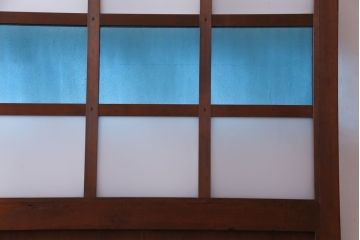 和製アンティーク　ヒノキ材　リメイク　色ガラスレトロモダンな印象の蔵戸　(R-031286)