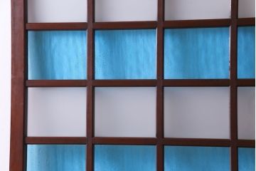 和製アンティーク　ヒノキ材　リメイク　色ガラスレトロモダンな印象の蔵戸(きつね格子、狐格子、建具、引き戸、格子戸、マス目、升目)