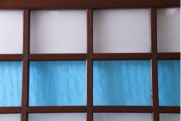 和製アンティーク　ヒノキ材　リメイク　色ガラスレトロモダンな印象の蔵戸(きつね格子、狐格子、建具、引き戸、格子戸、マス目、升目)