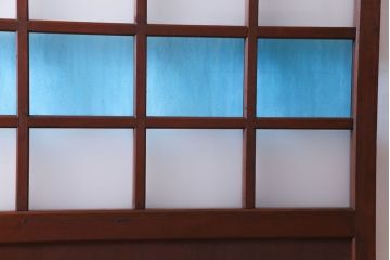 和製アンティーク　ヒノキ材　リメイク　色ガラスレトロモダンな印象の蔵戸(きつね格子、狐格子、建具、引き戸、格子戸、マス目、升目)