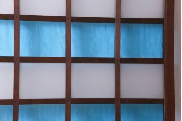 和製アンティーク　ヒノキ材　リメイク　色ガラスレトロモダンな印象の蔵戸(きつね格子、狐格子、建具、引き戸、格子戸、マス目、升目)
