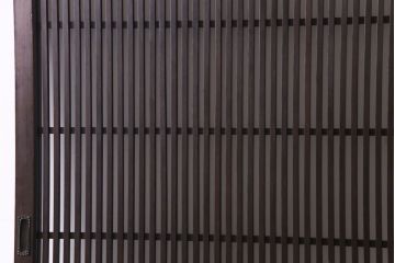 和製アンティーク　ヒノキ材　落ち着きと品のあるガラス入り格子蔵戸(格子戸、建具、引き戸、玄関戸)