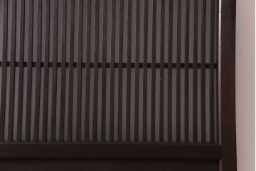 和製アンティーク　ヒノキ材　落ち着きと品のあるガラス入り格子蔵戸(格子戸、建具、引き戸、玄関戸)