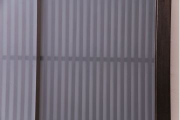 和製アンティーク　ヒノキ材　落ち着きと品のあるガラス入り格子蔵戸(格子戸、建具、引き戸、玄関戸)