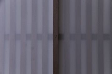和製アンティーク　ヒノキ材　落ち着きと品のあるガラス入り格子蔵戸(格子戸、建具、引き戸、玄関戸)