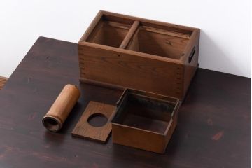 アンティーク雑貨　昭和初期　ケヤキ材　味わい深い佇まいの木製火鉢(手あぶり)