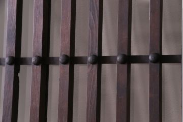 和製アンティーク　明治期　幅広で存在感のあるガラス入り格子蔵戸(格子戸、引き戸、建具、玄関戸)