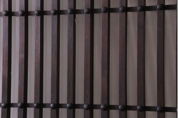 和製アンティーク　明治期　幅広で存在感のあるガラス入り格子蔵戸(格子戸、引き戸、建具、玄関戸)