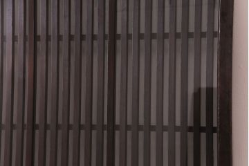 和製アンティーク　ヒノキ材　開放感のある作りのガラス入り格子蔵戸(引き戸、格子戸、建具、玄関戸)