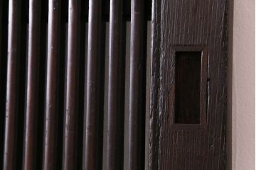 和製アンティーク　ガラス入り　亀の意匠が施された格子蔵戸(引き戸、ガラス戸、建具、玄関戸)