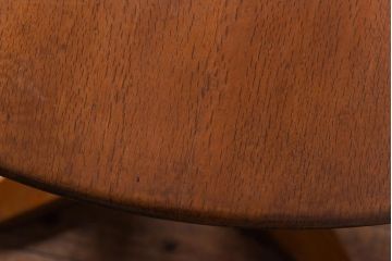 ビンテージ家具　ヴィンテージ　ナラ材　脚のデザインが印象的なコーヒーテーブル(ラウンドテーブル、サイドテーブル)
