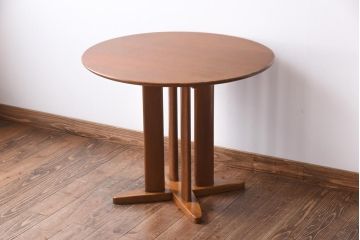 ビンテージ家具　ヴィンテージ　ナラ材　脚のデザインが印象的なコーヒーテーブル(ラウンドテーブル、サイドテーブル)