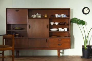 ヴィンテージ家具　北欧ビンテージ　チーク材　褐色と光沢が美しい大振りなサイズのカップボード(リビングボード、キャビネット)