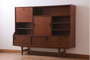 ヴィンテージ家具　北欧ビンテージ　チーク材　褐色と光沢が美しい大振りなサイズのカップボード(リビングボード、キャビネット)