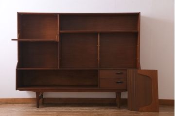 ヴィンテージ家具　北欧ビンテージ　チーク材　褐色と光沢が美しい大振りなサイズのカップボード(リビングボード、キャビネット)