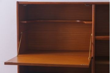 ヴィンテージ家具　北欧ビンテージ　チーク材　褐色と光沢が美しい大振りなサイズのカップボード(リビングボード、キャビネット)