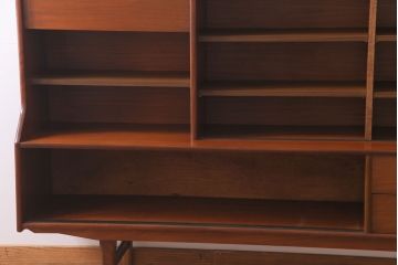 ヴィンテージ家具　北欧ビンテージ　チーク材　褐色と光沢が美しい大振りなサイズのカップボード(リビングボード、キャビネット)