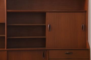 ヴィンテージ家具　北欧ビンテージ　チーク材　褐色と光沢が美しい大振りなサイズのカップボード(リビングボード、キャビネット)